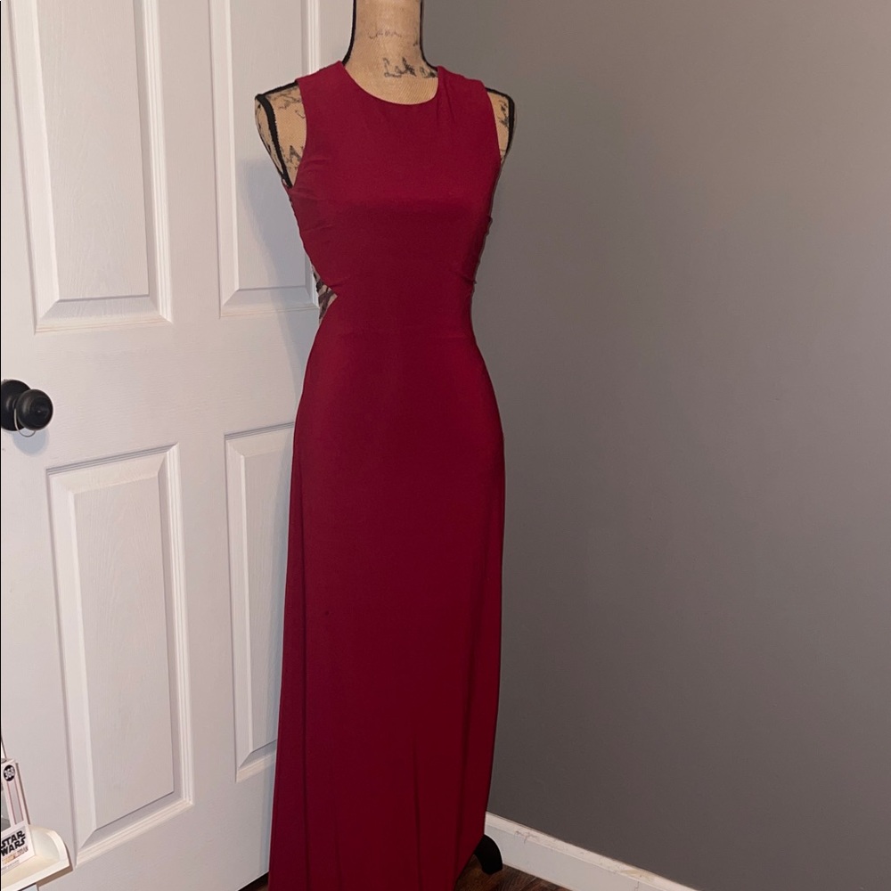 Elegant Red Sleeveless Gown